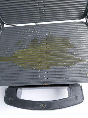 牛排机加热，放入黄油融化。