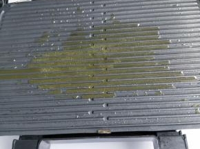 牛排机加热，放入黄油融化。