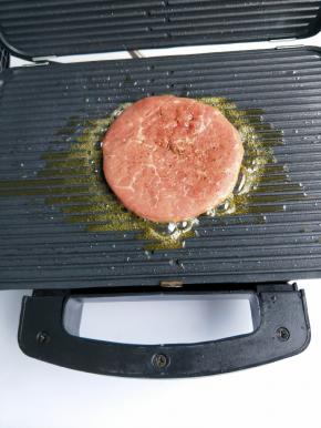 放入牛排。温度一定要高。能够使牛排一放进去，就能听到滋滋的声音。