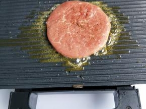 放入牛排。温度一定要高。能够使牛排一放进去，就能听到滋滋的声音。