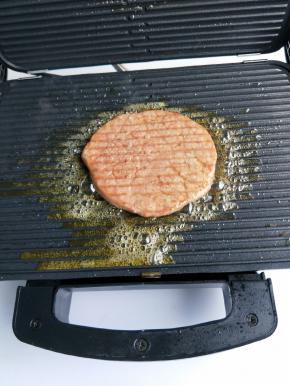 每一面煎1-2分钟左右，取出淋上黑椒汁即可。