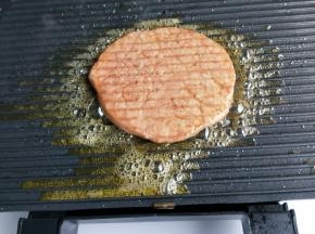 每一面煎1-2分钟左右，取出淋上黑椒汁即可。