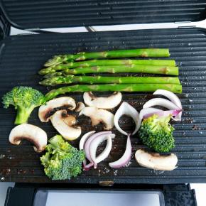 蔬菜顺便也煎好。