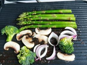 蔬菜顺便也煎好。