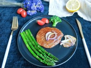 自己在家吃牛排，这感觉棒棒的。