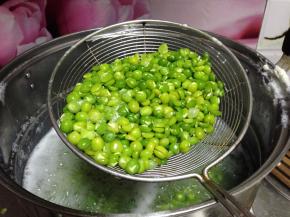 鲜豌豆去除内皮，只要里面的果仁，入开水锅煮熟，捞出过凉