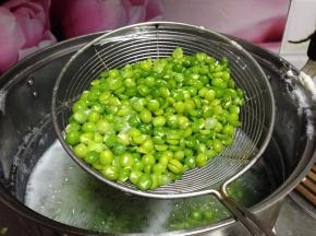 鲜豌豆去除内皮，只要里面的果仁，入开水锅煮熟，捞出过凉