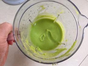 倒入料理机加少量水搅打成细蓉