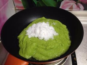 不沾锅烧热倒入豌豆蓉、白糖，小火开始慢慢炒