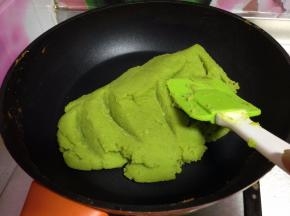直到水分蒸发，豌豆仁变干，取出备用