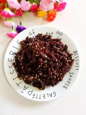 一盘麻辣鲜香的孜然味麻辣牛肉干就做好啦！开动吧。