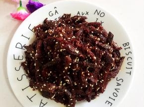 一盘麻辣鲜香的孜然味麻辣牛肉干就做好啦！开动吧。