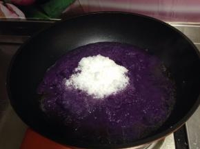紫薯去皮蒸熟后碾成泥，加入食用油、白糖小火慢慢炒