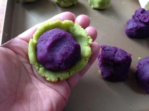 放入一个紫薯蓉