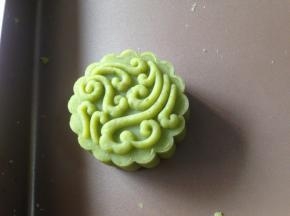 轻轻压出即可