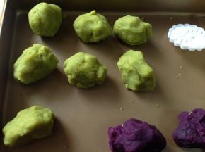 豌豆蓉分成25克每个，紫薯蓉分成45克每个