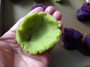 取一个豌豆蓉捏成小碗状