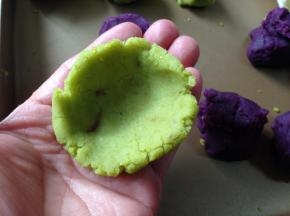 取一个豌豆蓉捏成小碗状