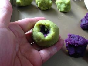 然后用虎口慢慢合拢搓圆
