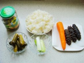 准备好食材备用，米饭要提前用筷子打散开。