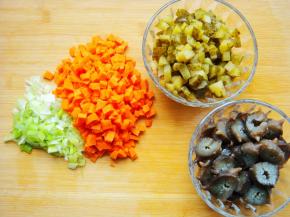 葱切碎末，胡萝卜、酸黄瓜切小粒，海参切片。