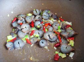 倒入海参翻炒。