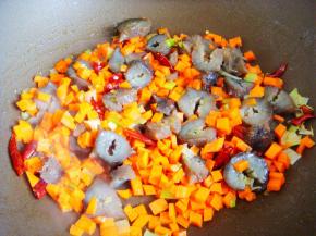 倒入胡萝卜翻炒。