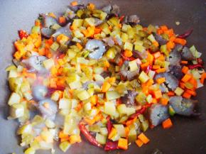 倒入酸黄瓜翻炒。