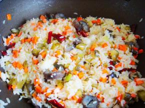 倒入米饭翻炒后撒入少许盐，翻炒均匀即可出锅。