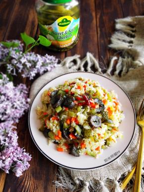 炒菜时如放盐过早或先放盐后放菜，由于菜的外渗透压增高，菜内的水分会很快渗出。这样菜不但熟得慢，而且出汤多，炒出的菜无鲜嫩味，所以炒菜不宜先放盐。