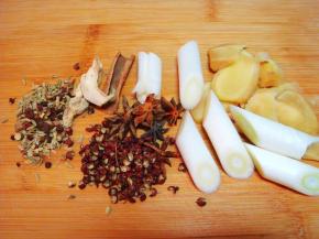 先来做个卤料包，葱切段，姜切片，花椒、八角、桂皮、小茴香用纱布包起来备用。