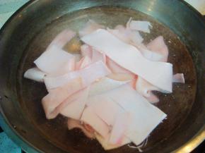 猪皮刮去白色油脂清洗干净放入凉水锅里。