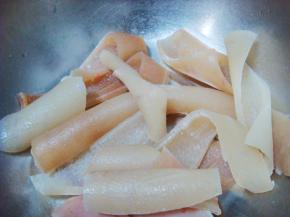 多洗两次变得不再光滑了说明油脂已经去除干净了，淘洗至水变清澈捞出。