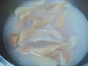 再次刮去油脂洗干净，猪皮里加入15克左右的食用碱倒入温水，反复的搓几下洗掉油脂。