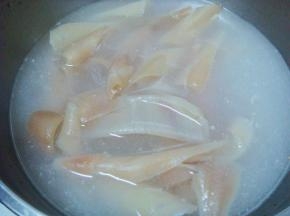 再次刮去油脂洗干净，猪皮里加入15克左右的食用碱倒入温水，反复的搓几下洗掉油脂。