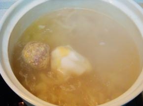 砂锅里加入水，放入猪皮，大火烧开放入料包。（如想要水晶皮冻料包可忽略不放）
