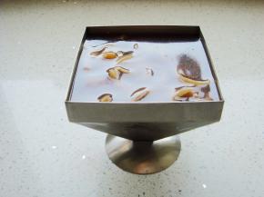 把汤汁倒入四方宝塔模具中，晾凉后放入冰箱冷藏至凝固。