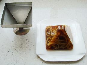 模具倒扣在盘中，用吹风机吹下四周脱模。划上几刀也依旧保持宝塔的形状，随个人喜好调好料汁蘸食即可，也可点缀香菜装饰。