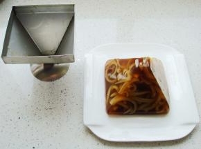 模具倒扣在盘中，用吹风机吹下四周脱模。划上几刀也依旧保持宝塔的形状，随个人喜好调好料汁蘸食即可，也可点缀香菜装饰。