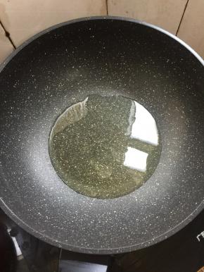 麦饭石不粘锅烧热倒入适量的油烧至七成热。
