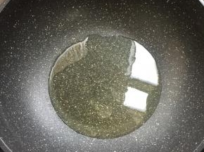 麦饭石不粘锅烧热倒入适量的油烧至七成热。