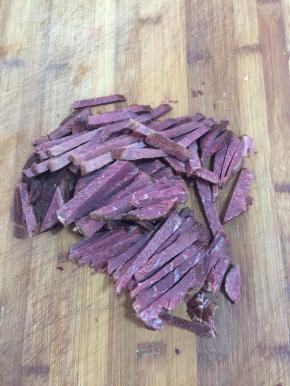 把牛肉切成筷子粗细的条状备用。