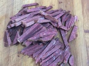把牛肉切成筷子粗细的条状备用。
