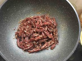 起锅前加入适量的糖调味即可。