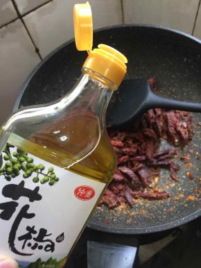放入一勺仲景花椒油翻炒均匀。