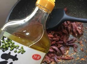 放入一勺仲景花椒油翻炒均匀。