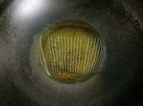 热锅中烧油