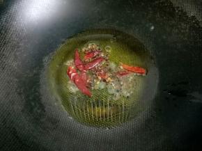 放入花椒和干红椒爆香