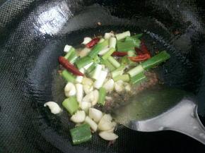 再放入葱和蒜炒出味，(注:在这个时候应该放入麻辣香锅调味料，这是我炒完菜吃了以后的体会，先炒料，调料的说明也是这么说的，可惜我把这个步骤忘了)