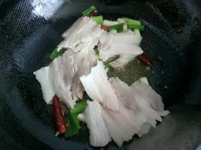 放入五花肉